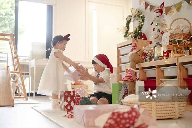 两岁小妹妹与小哥哥分享圣诞礼物图片素材