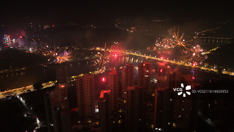 跨年夜航拍兴国县城元旦烟花汇演图片素材