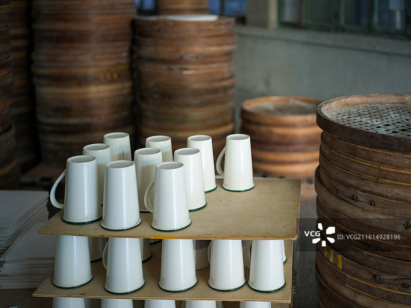 陶瓷杯与竹制容器的车间场景图片素材