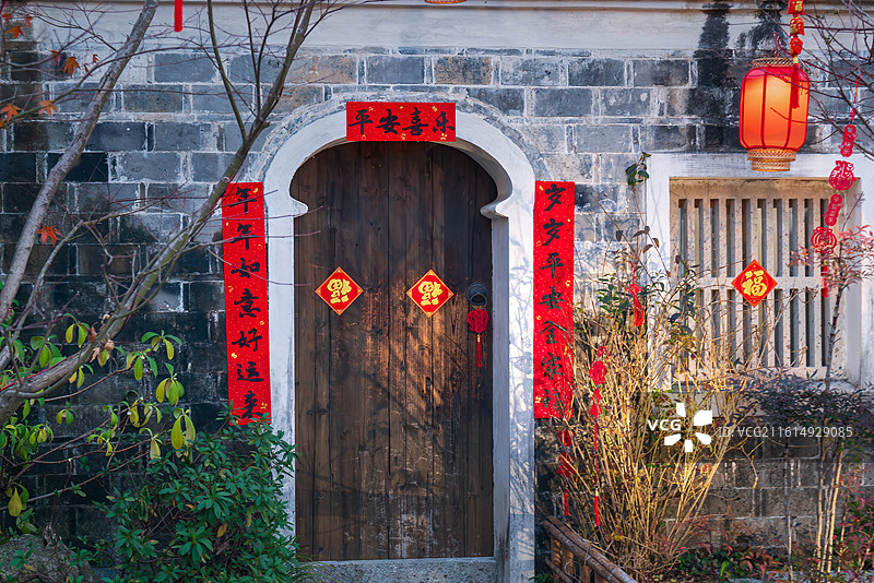 古宅门庭的新春喜庆对联图片素材
