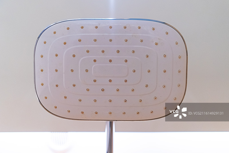 中国房地产城市健康生活拍摄主题，洗手间里的不锈钢金属物品，银色的莲蓬头花洒特写，室内无人图像摄影图片素材