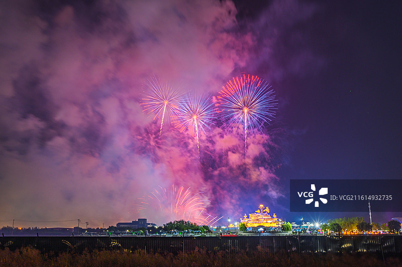 天津泰达航母主题公园节日烟花秀图片素材