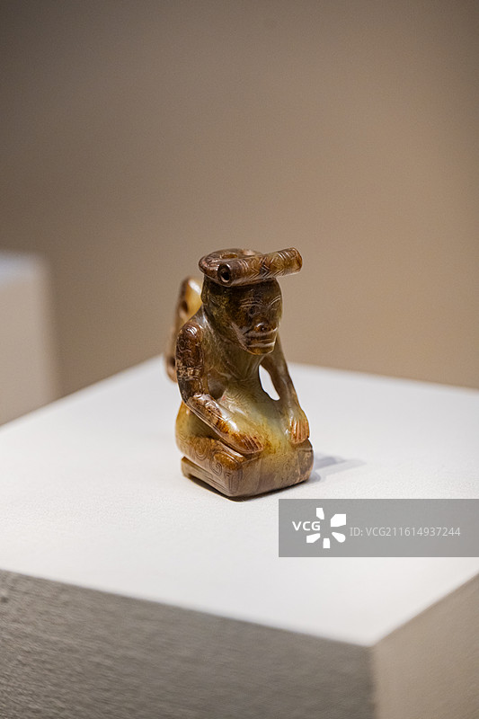 国家博物馆 商王武丁时期 玉人 圆雕跽坐玉人 1976年河南安阳殷墟妇好墓出土图片素材