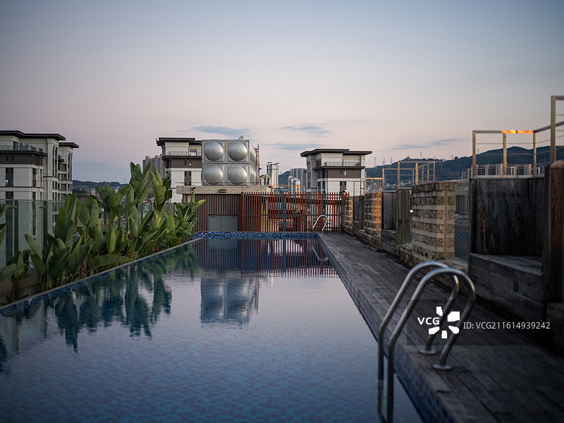 屋顶泳池与建筑景观图片素材