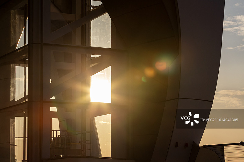 日落夕阳黄昏时分的广州白云机场T3航站瞭望塔特写镜头楼飞机起降风光图片素材