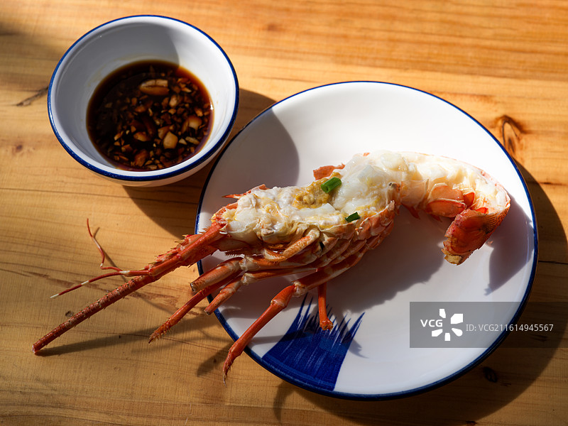 白灼龙虾配蘸料图片素材