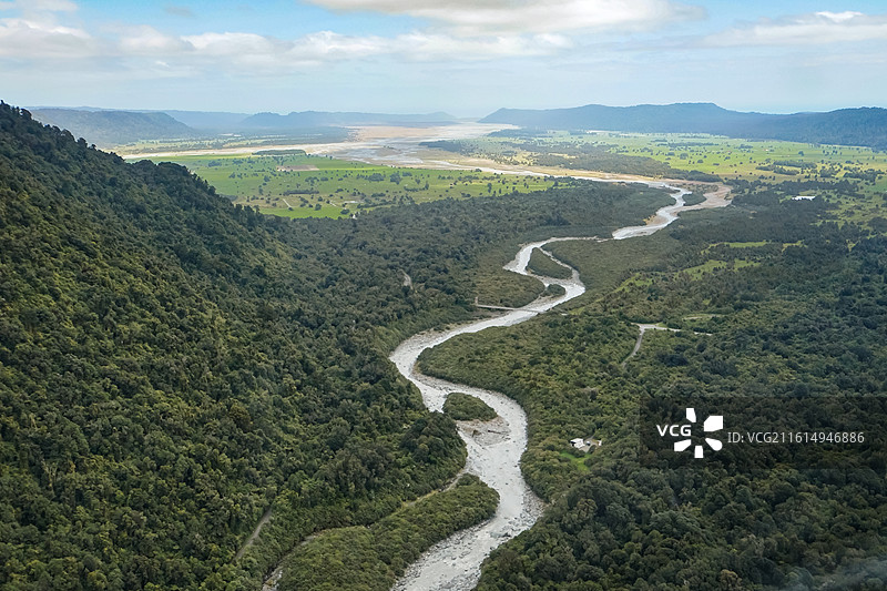 新西兰风景,蜿蜒河流穿行于山谷图片素材