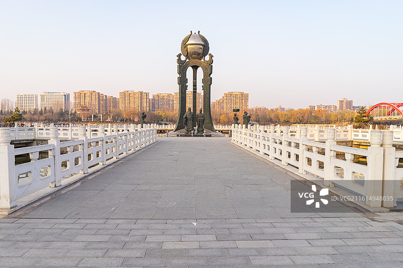 中国山东省济宁市泗水县圣源湖公园风景区，孔子仲子乾隆帝和李白雕像音乐喷泉设备，户外白昼无人图像摄影图片素材