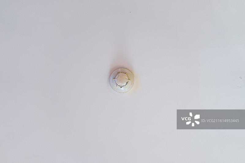 中国房地产城市健康生活拍摄主题，房间天花板上的烟雾检测器自动识别设备，室内无人图像摄影图片素材
