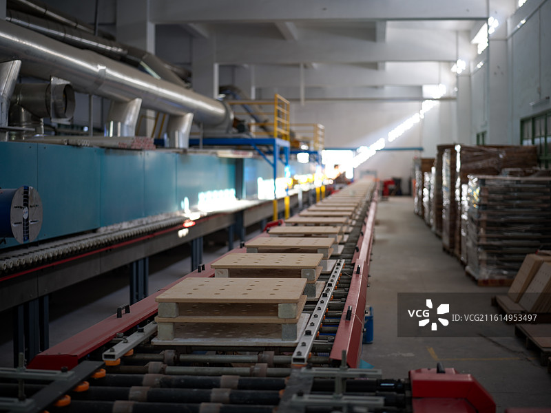 现代化工厂生产线作业场景图片素材