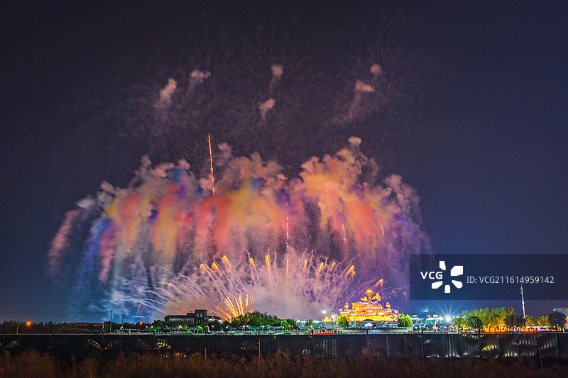 天津泰达航母主题公园节日烟花秀图片素材