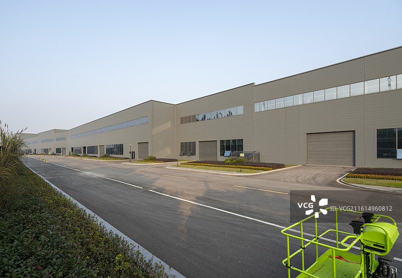 物流园区公路和仓库图片素材