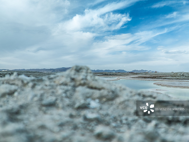盐碱地里的湖泊，大柴旦翡翠湖,盐湖纹理图片素材