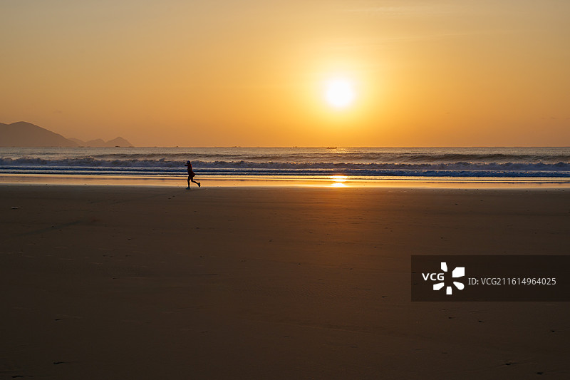 海南陵水清水湾日出海边沙滩奔跑的剪影图片素材