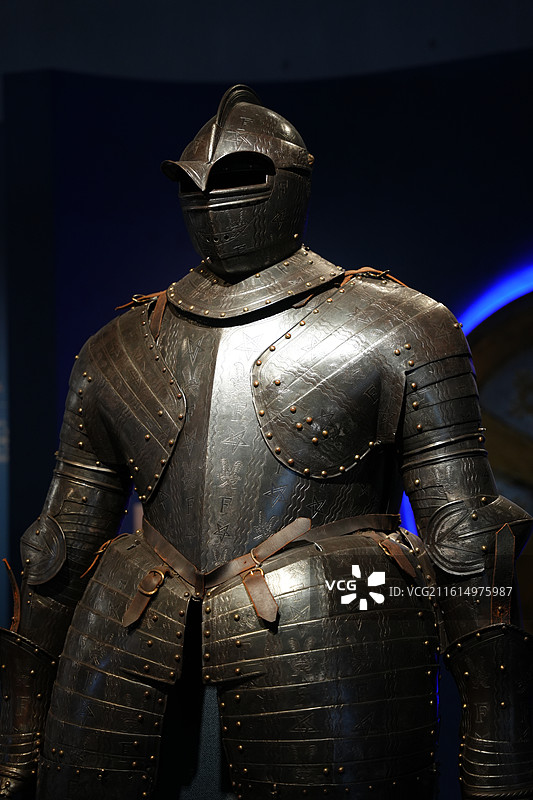 欧洲中世纪骑士盔甲服图片素材