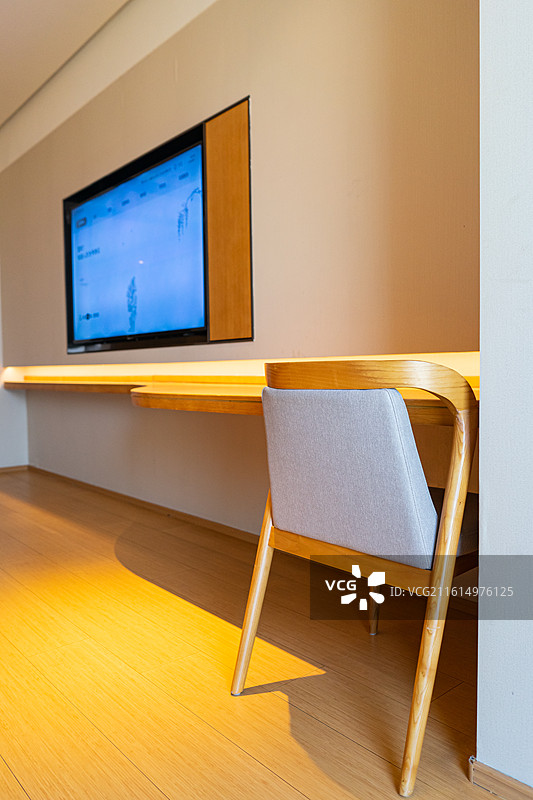 中国室内酒店宾馆招待所民宿拍摄主题，室内住宅环境白色墙壁上液晶电视机和长方形办公桌，室内无人图像摄影图片素材
