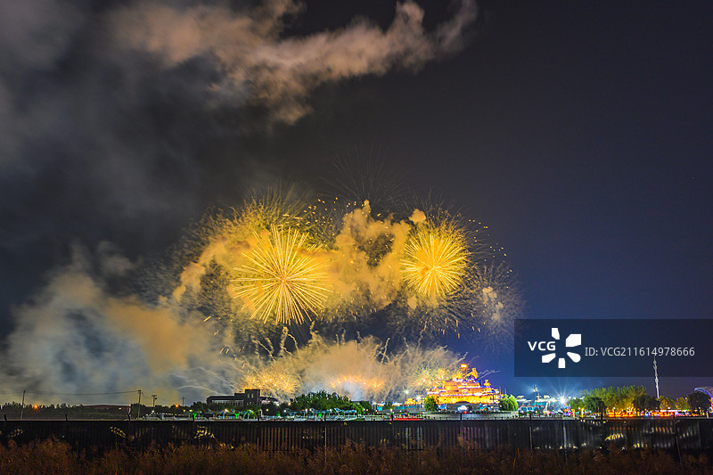 天津泰达航母主题公园节日烟花秀图片素材