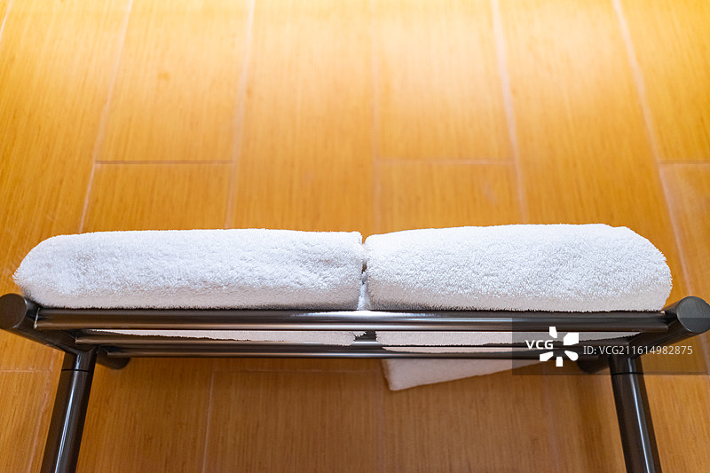 中国房地产城市健康生活拍摄主题，住宅内部环境，厕所里悬挂的洗澡白色毛巾，室内无人图像摄影图片素材