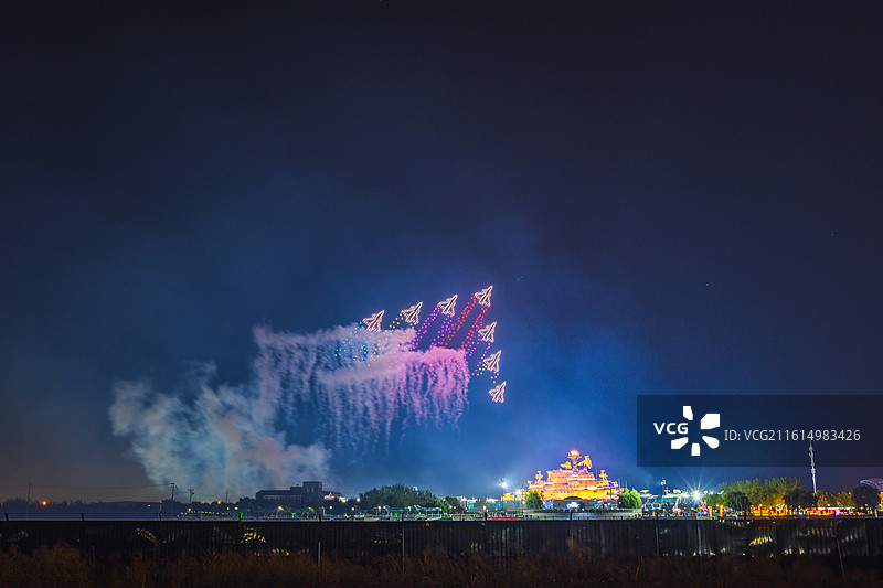 天津泰达航母主题公园节日烟花秀图片素材