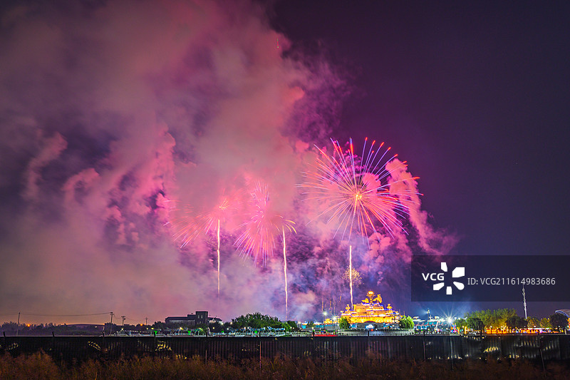 天津泰达航母主题公园节日烟花秀图片素材