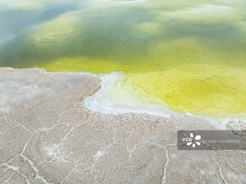 盐碱地里的湖泊，大柴旦翡翠湖,盐湖纹理图片素材