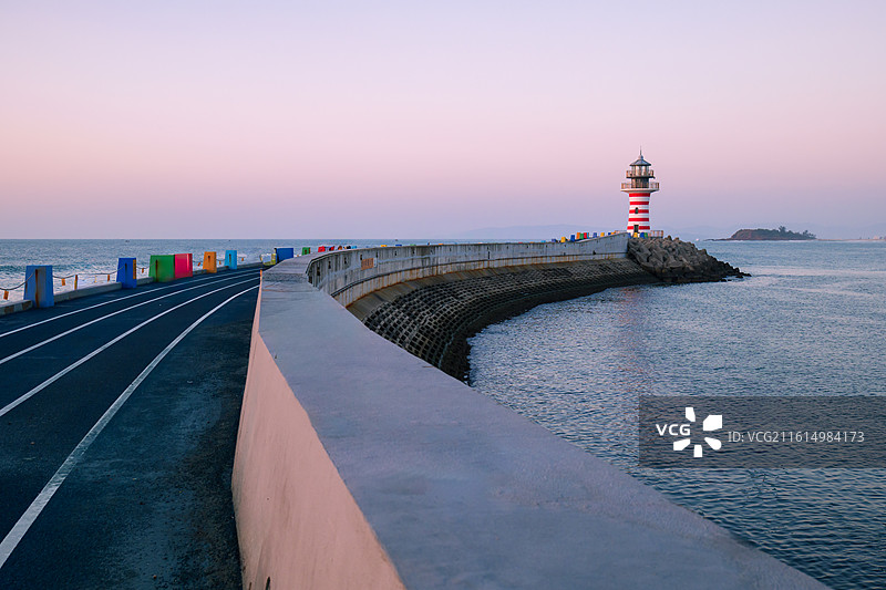 滨海 跑道 灯塔 彩色护栏 海景 日出 海岸线 海浪 礁石 晨光 天空 建筑 海南 陵水 清水湾 自图片素材