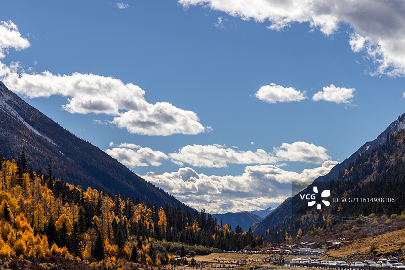 四川阿坝理小路大二普营地雪山秋景风光图片素材
