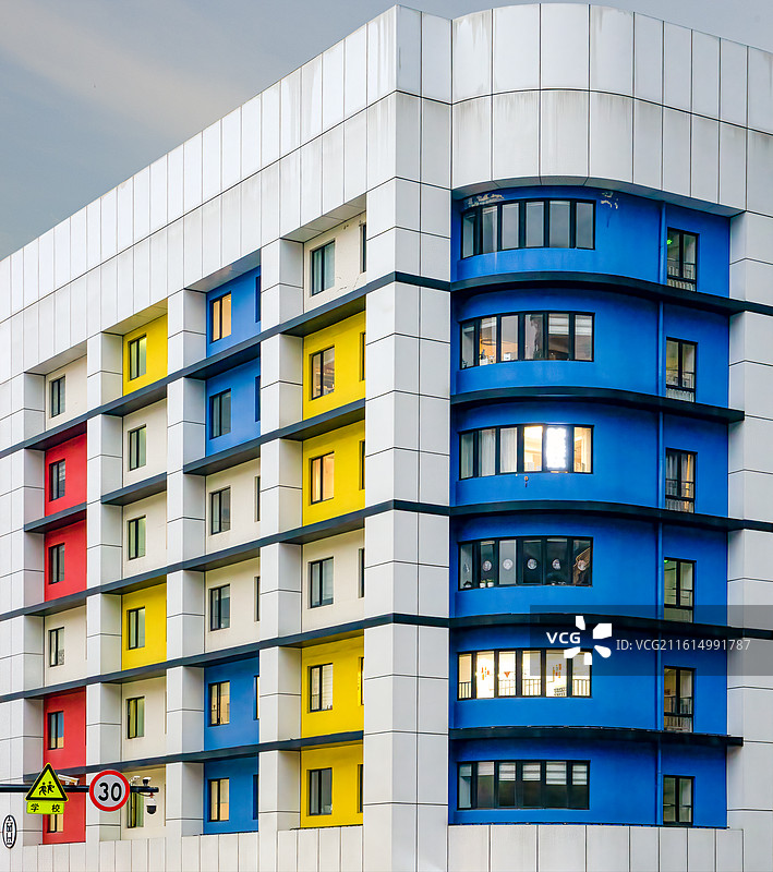 办公楼宇之三原色窗户图片素材