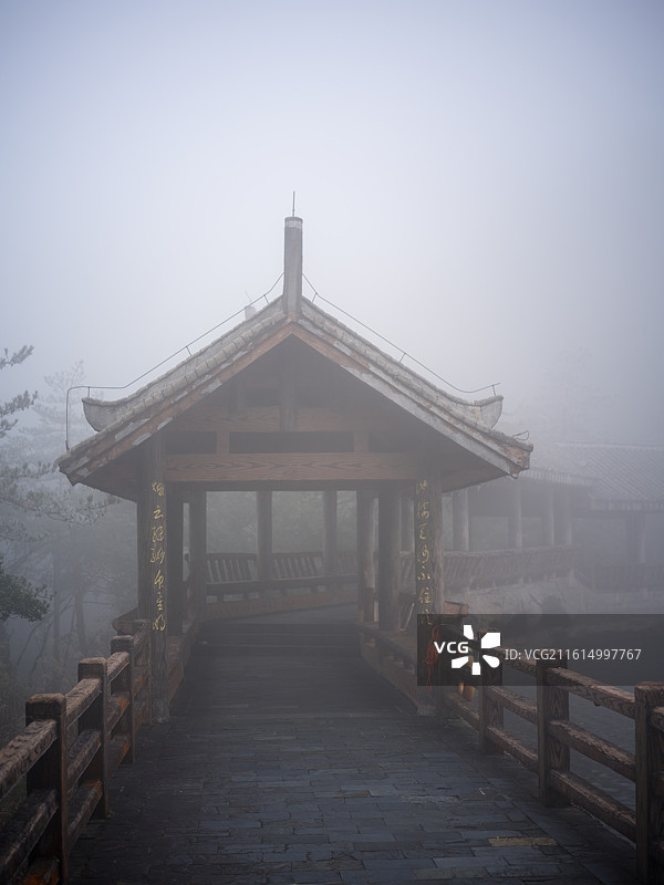 福建省泉州市德化县九仙山雾中亭台图片素材