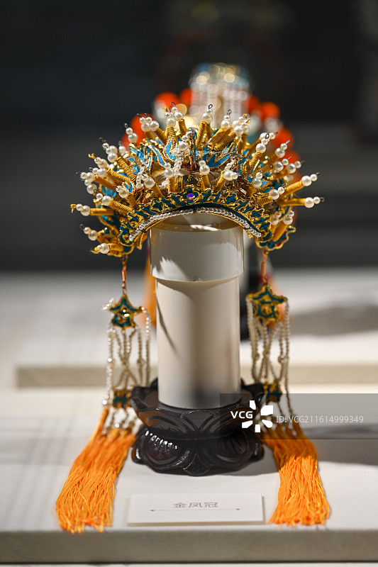金色华丽凤冠，精美珠宝与流苏装饰的传统头饰图片素材