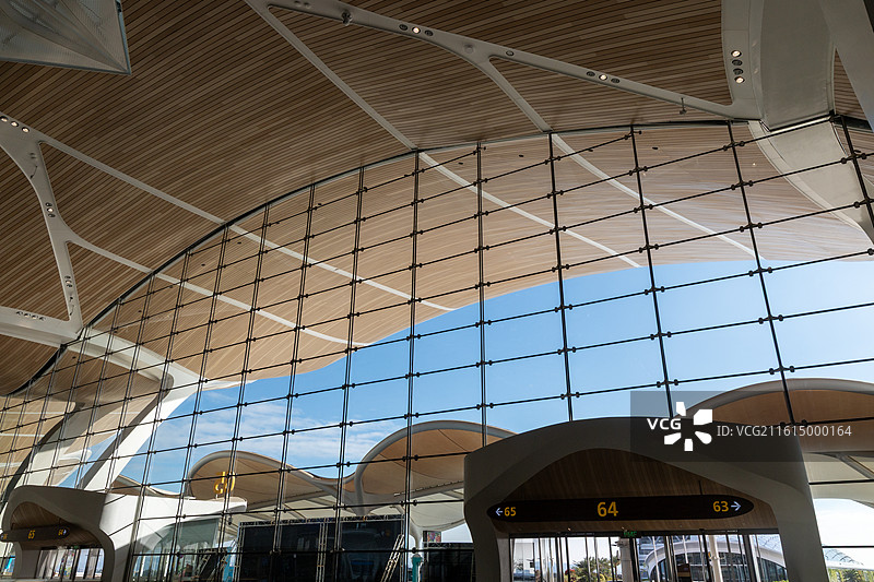 低视角下的广州白云机场T3航站楼透明玻璃幕墙外的蓝天白云自然风光图片素材