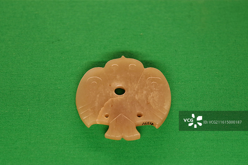 燕形青白玉佩 西周 三门峡市虢国博物馆藏 摄于吴文化博物馆“纹章九州——中国古代的纹饰和纹样”展图片素材