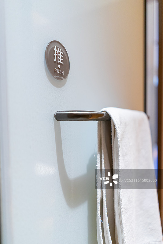 中国房地产城市健康生活拍摄主题，厕所浴室悬挂的洗澡白色毛巾吸水防滑地毯，室内无人图像摄影图片素材