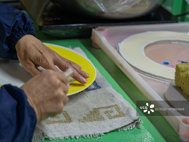 手工制作陶瓷盘图片素材