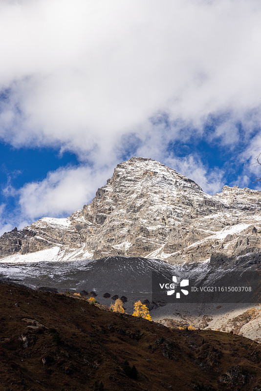 四川阿坝理小路环绕大二普营地的山脉山峰图片素材