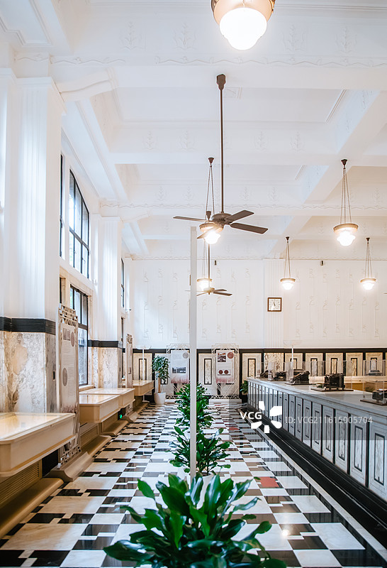 上海沪港银行历史展览馆一层大厅云石柜台图片素材