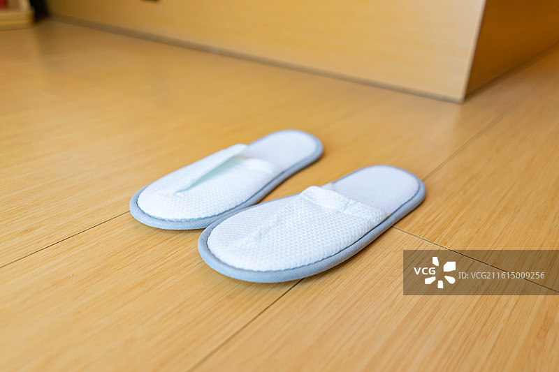 中国房地产城市健康生活拍摄主题，住宅内部环境，双人床下面的一双一次性拖鞋，室内无人图像摄影图片素材