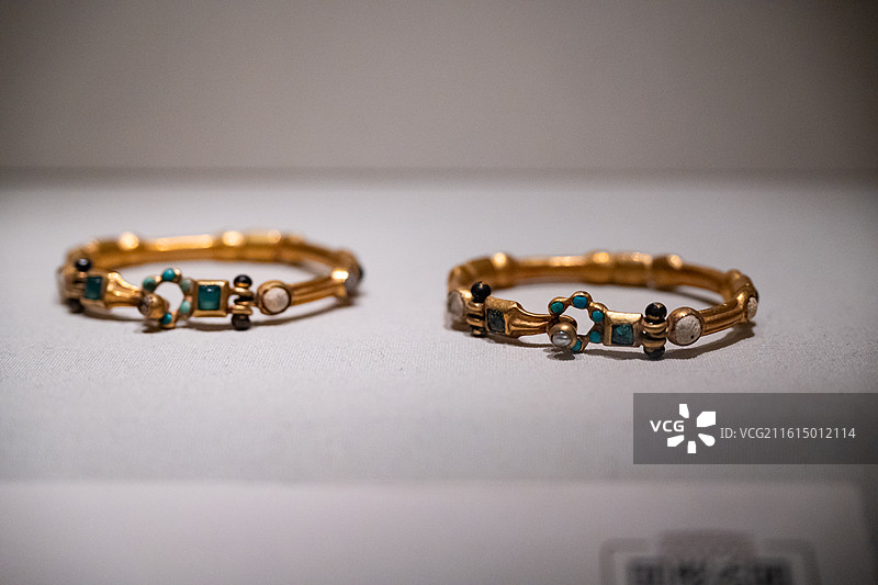 国家博物馆 隋 大业四年 嵌珍珠宝石金手镯 1957你陕西西安李静训墓出土图片素材