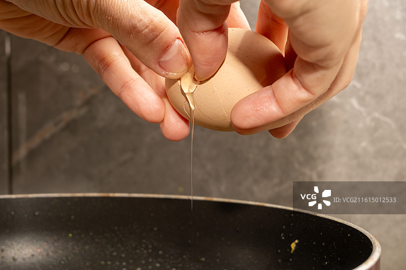 烹饪时打鸡蛋的手部操作图片素材