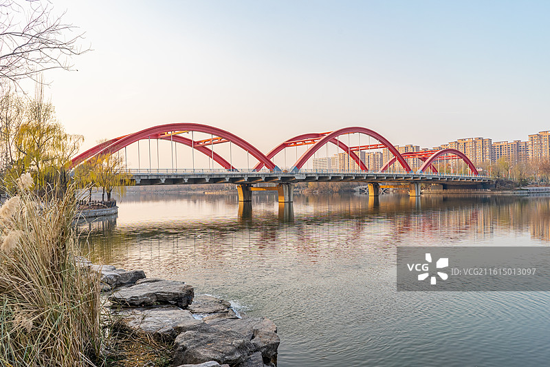 中国山东省济宁市泗水县圣源湖公园，一轴、一水、四区，圣安路横跨泗河圣源湖大桥，户外白昼无人图像摄影图片素材