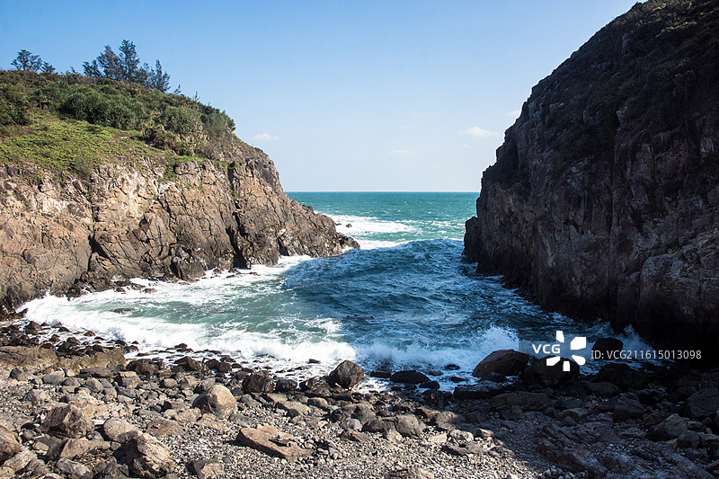 碧空映衬下的山崖口海滩景观图片素材