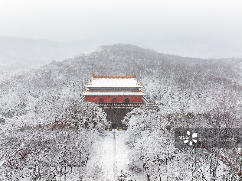 航拍大雪中的南京明孝陵图片素材
