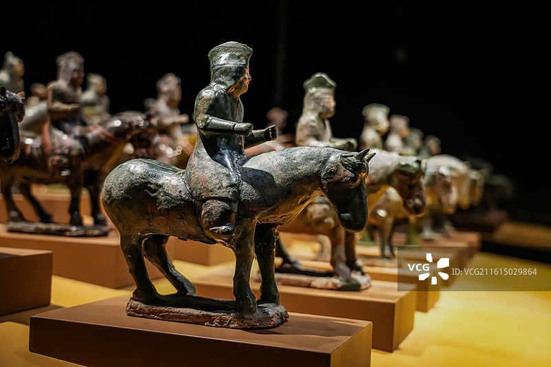 大同博物馆内展示的，司马金龙墓出土、排列整齐的陶瓷俑群图片素材