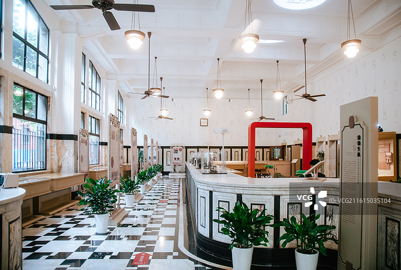 上海沪港银行历史展览馆一层大厅云石柜台图片素材