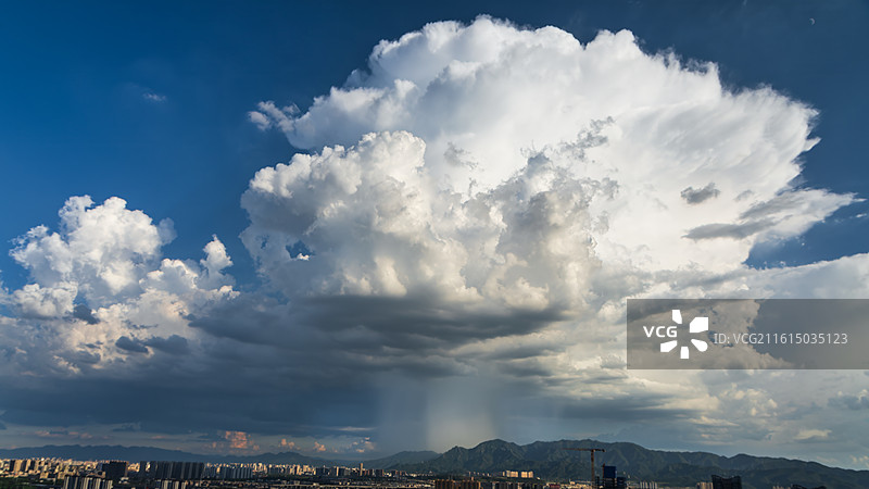 城市上空下暴雨的积雨云图片素材