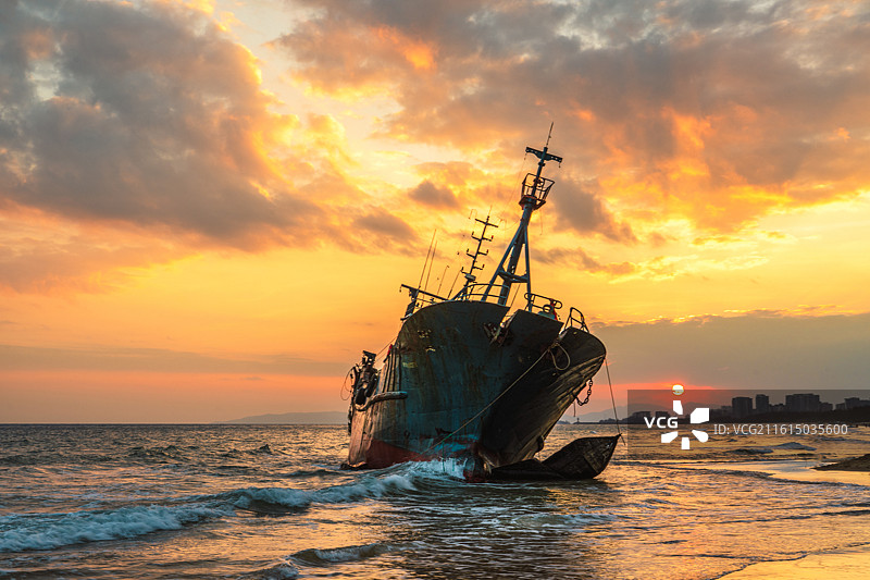 落日搁浅渔船图片素材