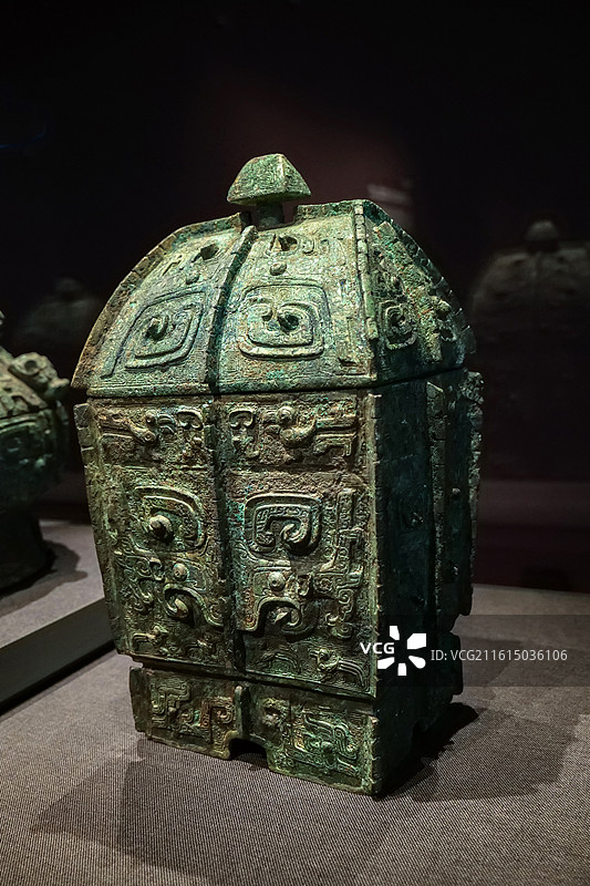 “妇好”铜方彝 商代 河南安阳殷墟妇好墓 中国考古博物馆（中国历史研究院）宅兹中国展厅图片素材