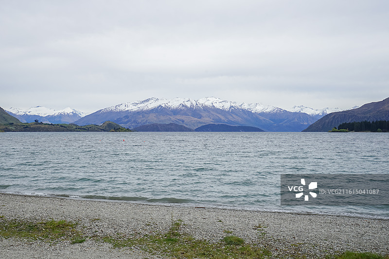 新西兰瓦纳卡湖风景,湖畔雪山风景图片素材