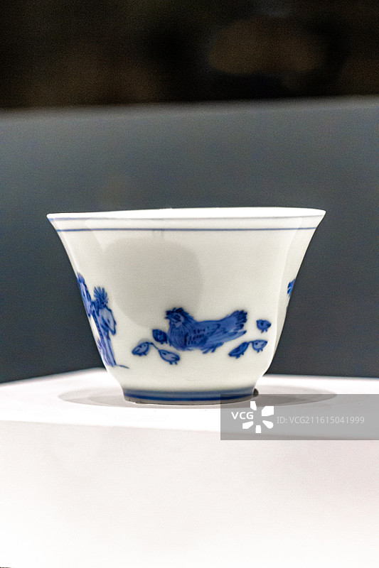 北京首都博物馆展出的明代 明神宗万历年间出土的万历仿成化款景德镇窑青花山石草虫母鸡小鸡纹杯图片素材
