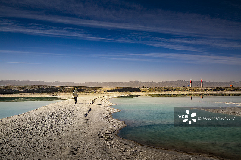 盐湖孤旅图片素材